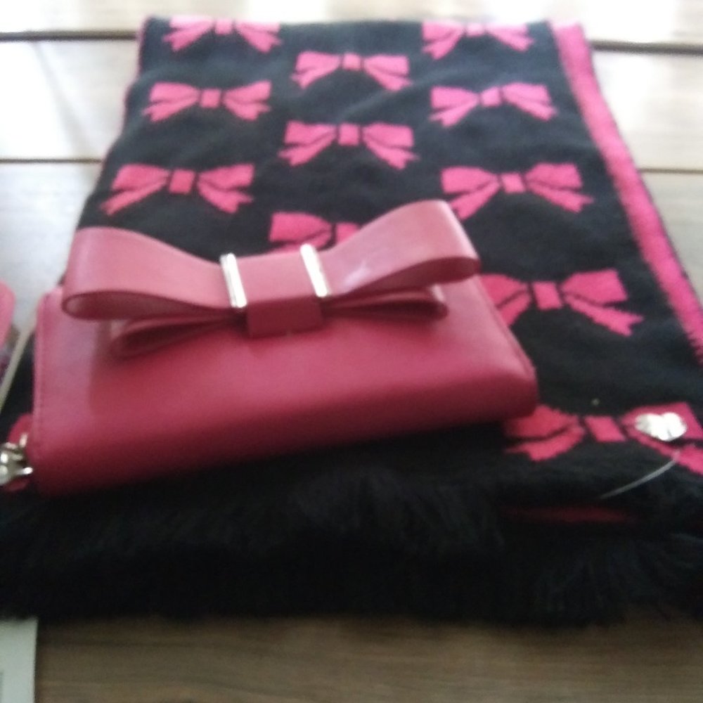 Scarf Size 15 width x 85 length.